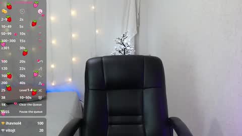 Snapshot of mixie_cute chatting on December 20, 1:03 am mixie_cute online show from December 20, 1:03 am