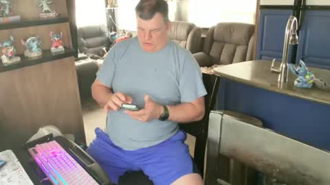 Snapshot of mmmthatsfunnn chatting on March 18, 6:22 pm mmmthatsfunnn online show from March 18, 6:22 pm