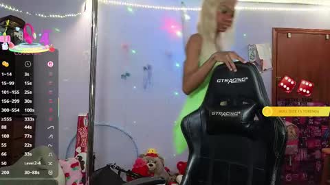 Snapshot of mocha_ chatting on February 23, 2:40 am MOCHA JAMES THE NPC online show from February 23, 2:40 am