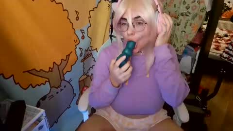 Snapshot of mochi_rainbow chatting on January 24, 12:52 am The Mochi Rainbow Variety Show online show from January 24, 12:52 am