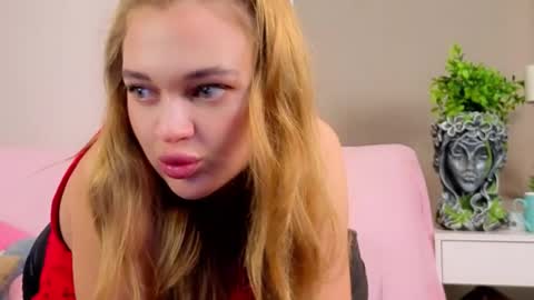 Snapshot of moirawenzinger chatting on September 18, 6:43 pm Kylie online show from September 18, 6:43 pm