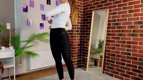 Snapshot of moirawenzinger chatting on September 22, 7:27 pm Kylie online show from September 22, 7:27 pm