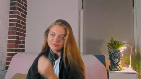 Snapshot of moirawenzinger chatting on September 29, 6:24 pm Kylie online show from September 29, 6:24 pm