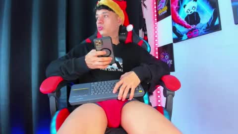 Snapshot of moises_23cm chatting on December 15, 8:25 pm moises_23cm online show from December 15, 8:25 pm