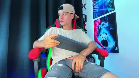 Snapshot of moises_23cm chatting on January 12, 4:50 pm moises_23cm online show from January 12, 4:50 pm