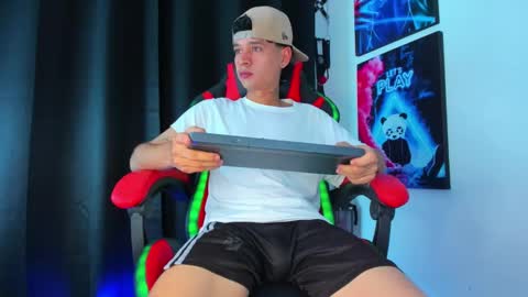 Snapshot of moises_23cm chatting on January 13, 7:21 pm moises_23cm online show from January 13, 7:21 pm