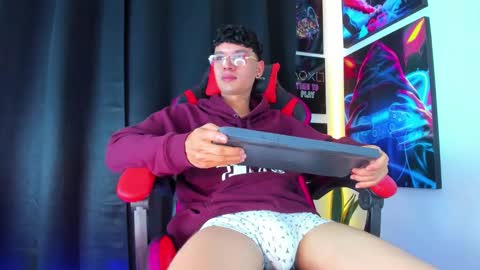 Snapshot of moises_23cm chatting on February 4, 5:53 am moises_23cm online show from February 4, 5:53 am