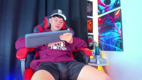 Snapshot of moises_23cm chatting on March 5, 5:29 am moises_23cm online show from March 5, 5:29 am