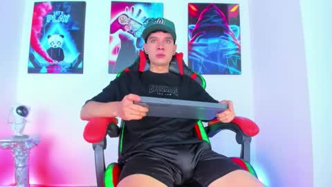 Snapshot of moises_23cm chatting on September 19, 3:19 am moises_23cm online show from September 19, 3:19 am