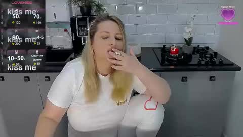 erika online show from November 25, 8:36 am