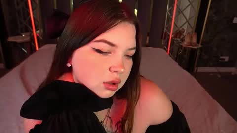 Snapshot of molinmoon chatting on December 3, 9:24 pm Rosa online show from December 3, 9:24 pm