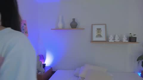 M o L l i E  online show from March 3, 12:16 pm