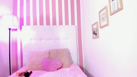 Snapshot of molly_h0t chatting on June 3, 12:30 pm online show from June 3, 12:30 pm