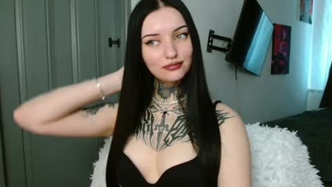 Snapshot of molly_montanaaa chatting on June 5, 9:37 am Lina online show from June 5, 9:37 am