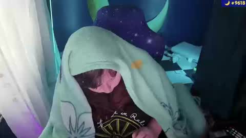Snapshot of molly_moons chatting on October 14, 4:41 pm molly_moons online show from October 14, 4:41 pm