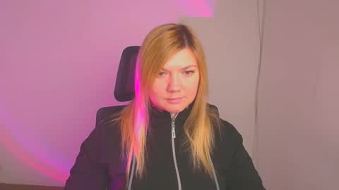 Snapshot of molly_moree chatting on January 15, 12:15 pm Molly online show from January 15, 12:15 pm