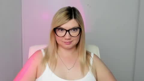 Snapshot of molly_moree chatting on September 12, 11:32 am Molly online show from September 12, 11:32 am