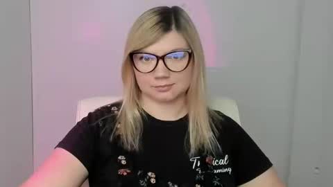 Snapshot of molly_moree chatting on October 6, 12:02 pm Molly online show from October 6, 12:02 pm