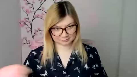 Molly online show from April 8, 11:32 am