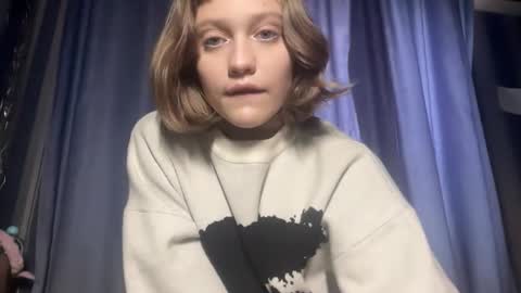 Snapshot of molly_poly chatting on November 12, 12:27 pm molly_poly online show from November 12, 12:27 pm