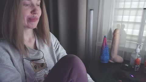 Snapshot of molly_royse chatting on January 25, 10:19 am I have new photos come and see with love Molly online show from January 25, 10:19 am