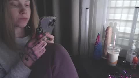 Snapshot of molly_royse chatting on January 27, 9:44 am I have new photos come and see with love Molly online show from January 27, 9:44 am