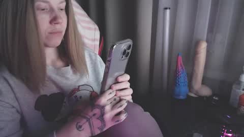 Snapshot of molly_royse chatting on January 28, 4:41 pm I have new photos come and see with love Molly online show from January 28, 4:41 pm