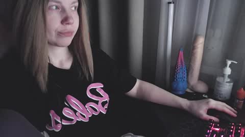 Snapshot of molly_royse chatting on February 4, 6:27 pm I have new photos come and see with love Molly online show from February 4, 6:27 pm