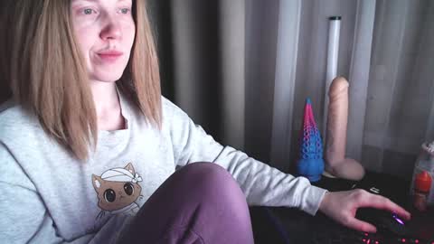 Snapshot of molly_royse chatting on February 6, 12:33 am I have new photos come and see with love Molly online show from February 6, 12:33 am