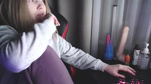 Snapshot of molly_royse chatting on February 10, 9:25 pm I have new photos come and see with love Molly online show from February 10, 9:25 pm