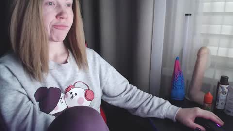Snapshot of molly_royse chatting on February 11, 7:44 am I have new photos come and see with love Molly online show from February 11, 7:44 am