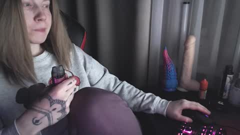 Snapshot of molly_royse chatting on February 12, 11:51 pm I have new photos come and see with love Molly online show from February 12, 11:51 pm
