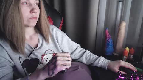 Snapshot of molly_royse chatting on February 13, 9:38 pm I have new photos come and see with love Molly online show from February 13, 9:38 pm