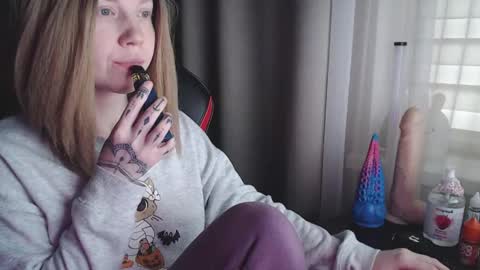 Snapshot of molly_royse chatting on March 6, 11:03 am I have new photos come and see with love Molly online show from March 6, 11:03 am