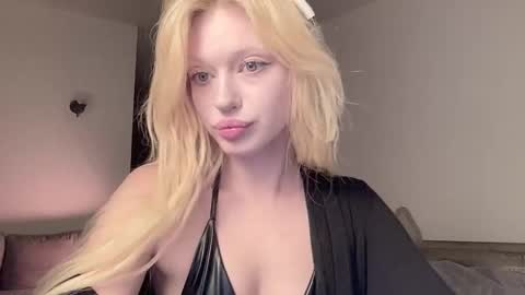 Snapshot of mollycodle chatting on October 17, 6:32 pm Goddess Katherine online show from October 17, 6:32 pm