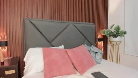 mollylove_ online show from April 14, 7:09 pm