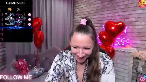 hi im Molly heregreat boobs big heart  warm pussy  online show from February 12, 3:18 am