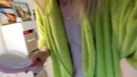 Snapshot of mollystory chatting on February 28, 4:32 am AngelMomm online show from February 28, 4:32 am