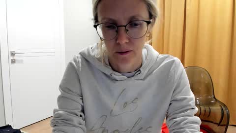 Snapshot of mollystory chatting on October 14, 5:08 am AngelMomm online show from October 14, 5:08 am