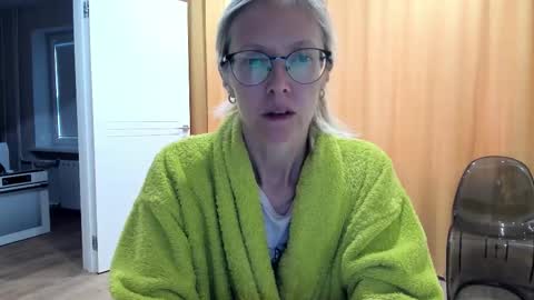 Snapshot of mollystory chatting on October 16, 6:36 am AngelMomm online show from October 16, 6:36 am