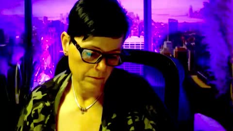Snapshot of mollysun chatting on June 11, 4:38 pm MollySun Nina Randmann online show from June 11, 4:38 pm