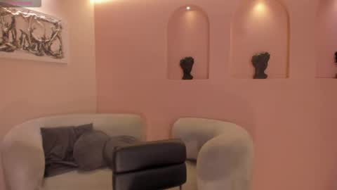 Molly Sunders online show from November 5, 8:20 pm