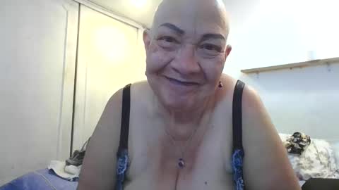 Snapshot of mom_is_wet chatting on October 31, 4:57 am nativa online show from October 31, 4:57 am