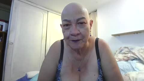 Snapshot of mom_is_wet chatting on November 3, 3:19 am nativa online show from November 3, 3:19 am