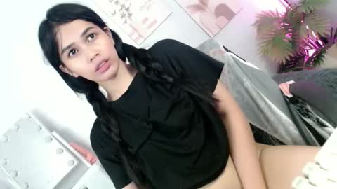 Snapshot of momi_khem019 chatting on May 24, 7:35 am MOMIKHEM online show from May 24, 7:35 am