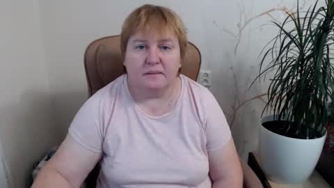 Snapshot of mommy99x chatting on December 10, 8:40 am Mommy99X online show from December 10, 8:40 am