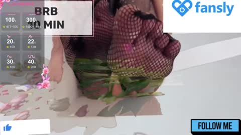 Snapshot of mommy_cum chatting on December 5, 2:09 am Mommy online show from December 5, 2:09 am
