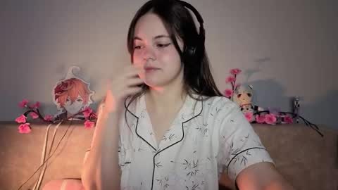 Snapshot of momomochi_ chatting on March 8, 4:22 pm Momo online show from March 8, 4:22 pm