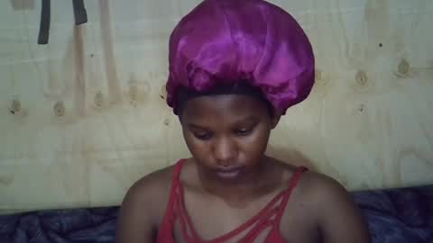 Snapshot of momsdoll chatting on July 21, 5:54 am momsdoll online show from July 21, 5:54 am
