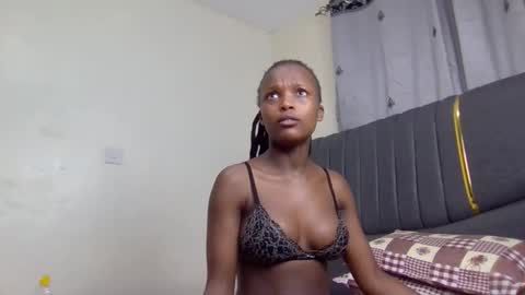 Snapshot of mona_luv1 chatting on September 17, 12:18 pm Mona online show from September 17, 12:18 pm